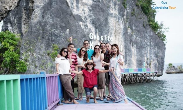 Paket Wisata Raja Ampat 2 Hari 1 Malam PALING DIREKOMENDASIKAN