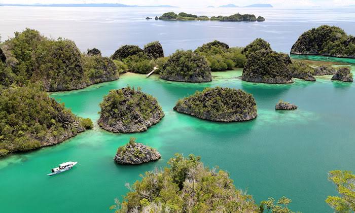 Melihat Indahnya Pemandangan Dari Bukit Piaynemo
