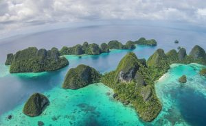 Melihat Pulau-Pulau Kecil Di Tempat Wisata Wayag