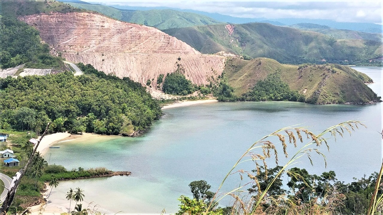 Menikmati Keindahan Dari Atas Gunung Botak Yang Ada Di Papua