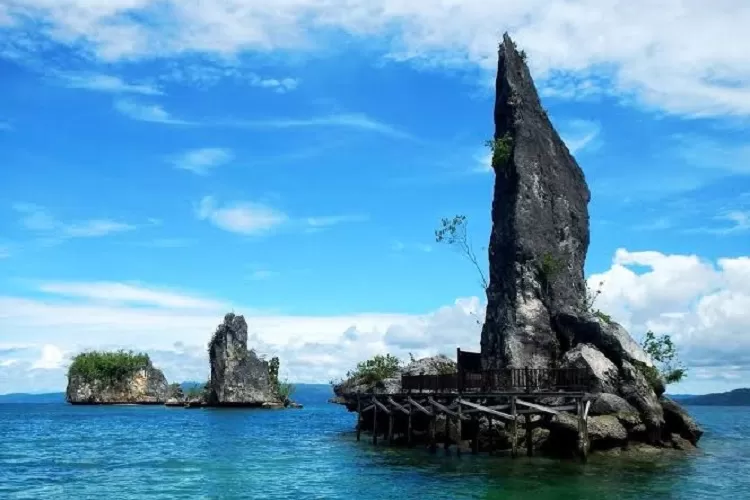 Menikmati Keindahan Tempat Wisata Teluk Kabui