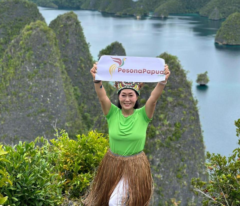 Top of Wayag - Raja Ampat by PesonaPapua.com