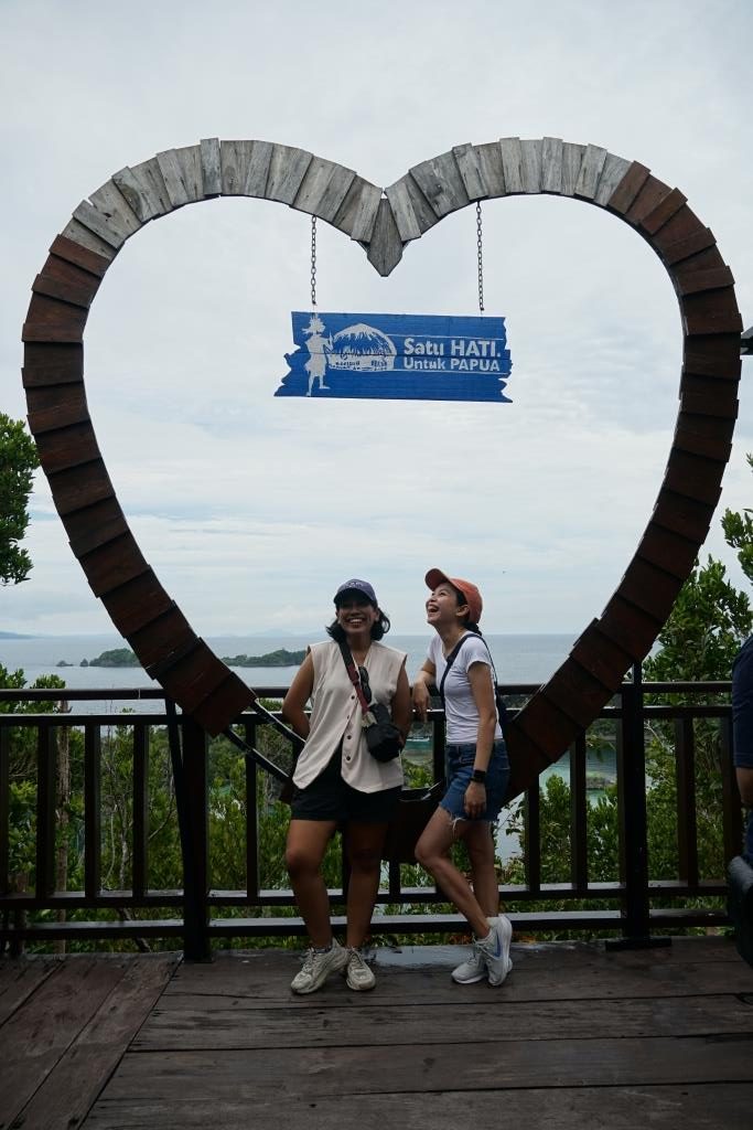 Paket tour Raja Ampat 1 hari trip. Kunjungi Piaynemo dan Wayag. Nikmati keindahan alam dan bawah laut yang memesona.