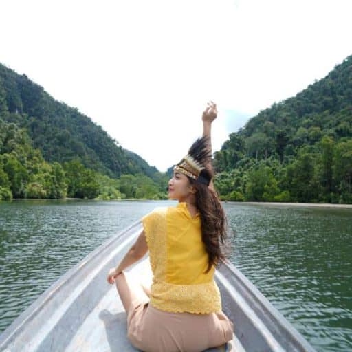 Paket tour Raja Ampat 6 hari 5 malam dari Sorong. Jelajahi Piaynemo, Wayag, Misool, dan Arborek. Nikmati liburan seru dari Sorong.