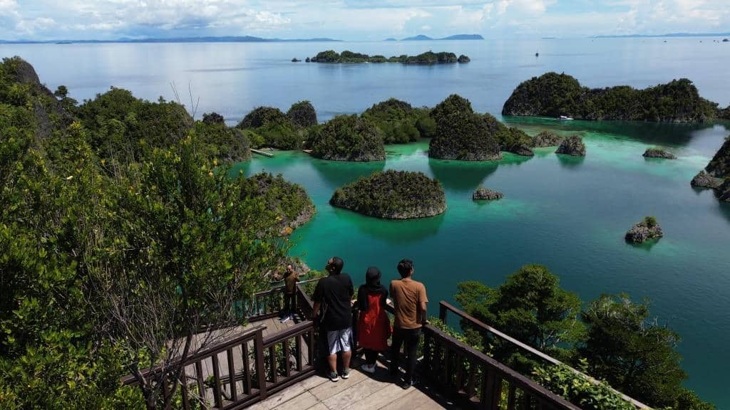 Paket wisata Raja Ampat 6 hari 5 malam all-inclusive. Jelajahi Piaynemo, Wayag, Misool, dan Arborek. Nikmati semua fasilitas yang ditawarkan.