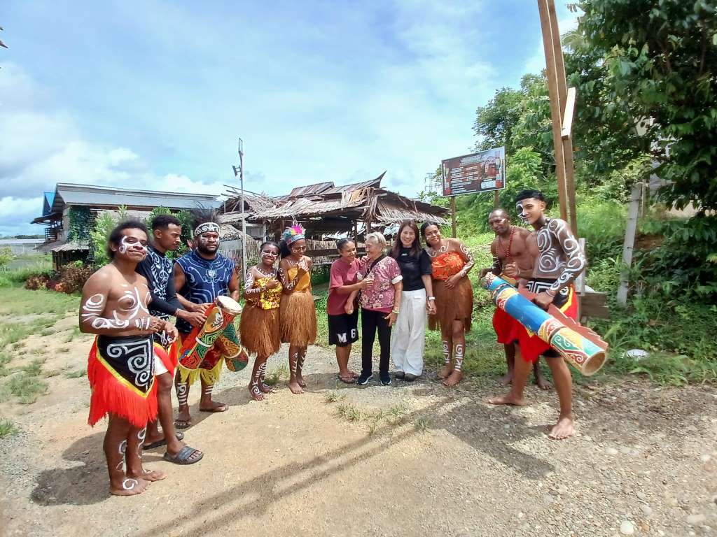 Paket wisata Raja Ampat Juli 6 hari 5 malam. Kunjungi Piaynemo, Wayag, Misool, dan Arborek. Liburan cocok untuk keluarga dan teman.