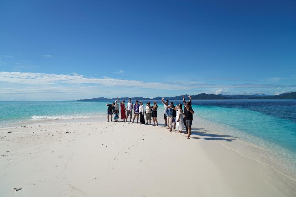 Paket tour Raja Ampat 6 hari 5 malam adventure. Jelajahi Piaynemo, Wayag, Misool, dan Arborek. Nikmati petualangan seru dan tak terlupakan.