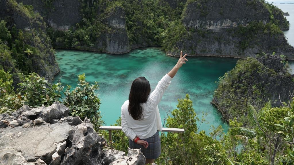Paket tour Raja Ampat 4 hari 3 malam dari Sorong. Kunjungi Wayag, Piaynemo, dan Arborek. Dapatkan pengalaman liburan terbaik Anda.