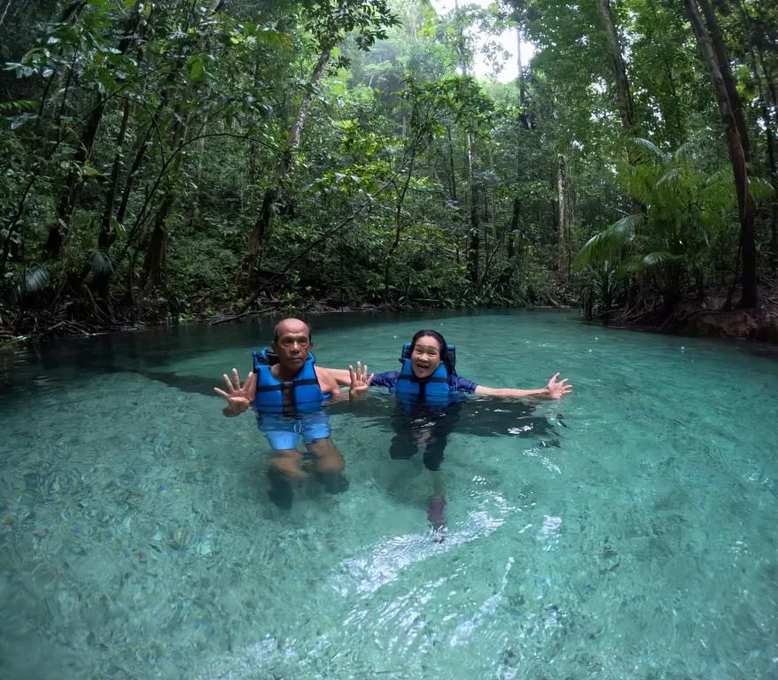 Paket wisata Raja Ampat 5 hari 4 malam terjangkau. Jelajahi Piaynemo, Wayag, Arborek, dan Misool. Destinasi impian dengan harga yang pas di kantong.