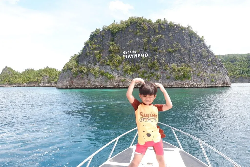 Paket wisata Raja Ampat 5 hari 4 malam terpopuler! Kunjungi Piaynemo, Wayag, Misool, dan Arborek. Dapatkan liburan dengan pengalaman terbaik.