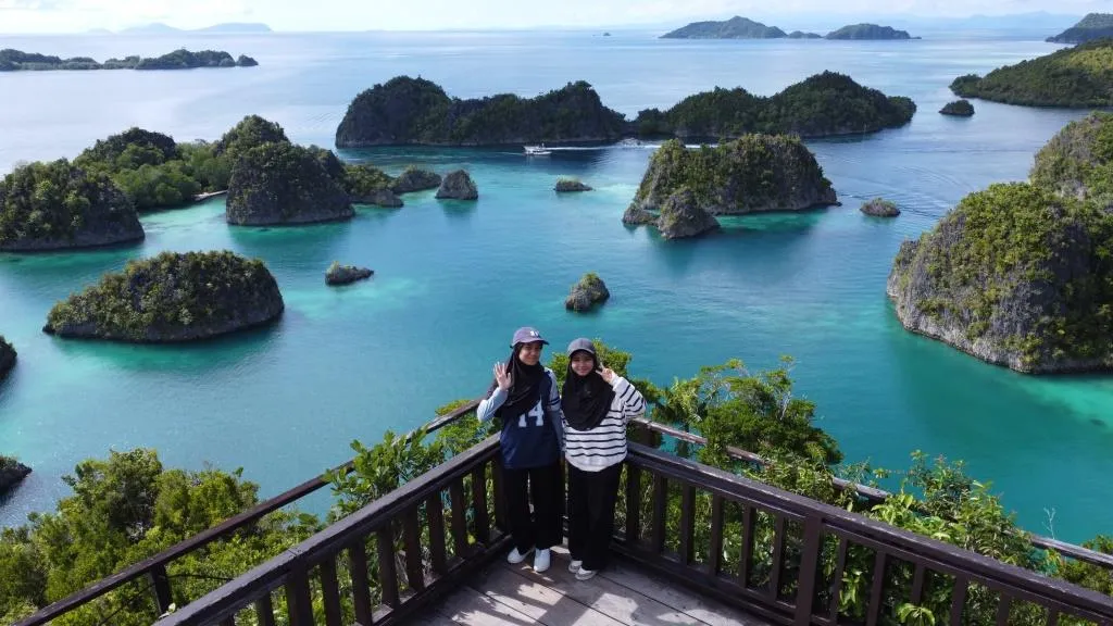 Paket tour Raja Ampat Wayag 1 hari. Kunjungi Wayag, Piaynemo, dan Teluk Mayalibit. Nikmati pemandangan karst yang menakjubkan.