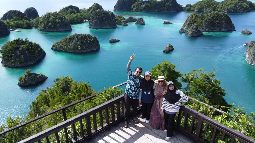 Paket wisata Raja Ampat 3 hari 2 malam dari Sorong. Jelajahi Piaynemo, Wayag, dan Arborek. Liburan seru di Papua Barat.