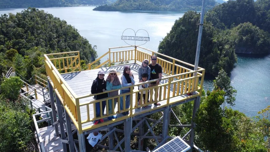 Paket wisata Raja Ampat 6 hari 5 malam wisata. Kunjungi Piaynemo, Wayag, Misool, dan Arborek. Liburan santai yang penuh dengan pemandangan indah.